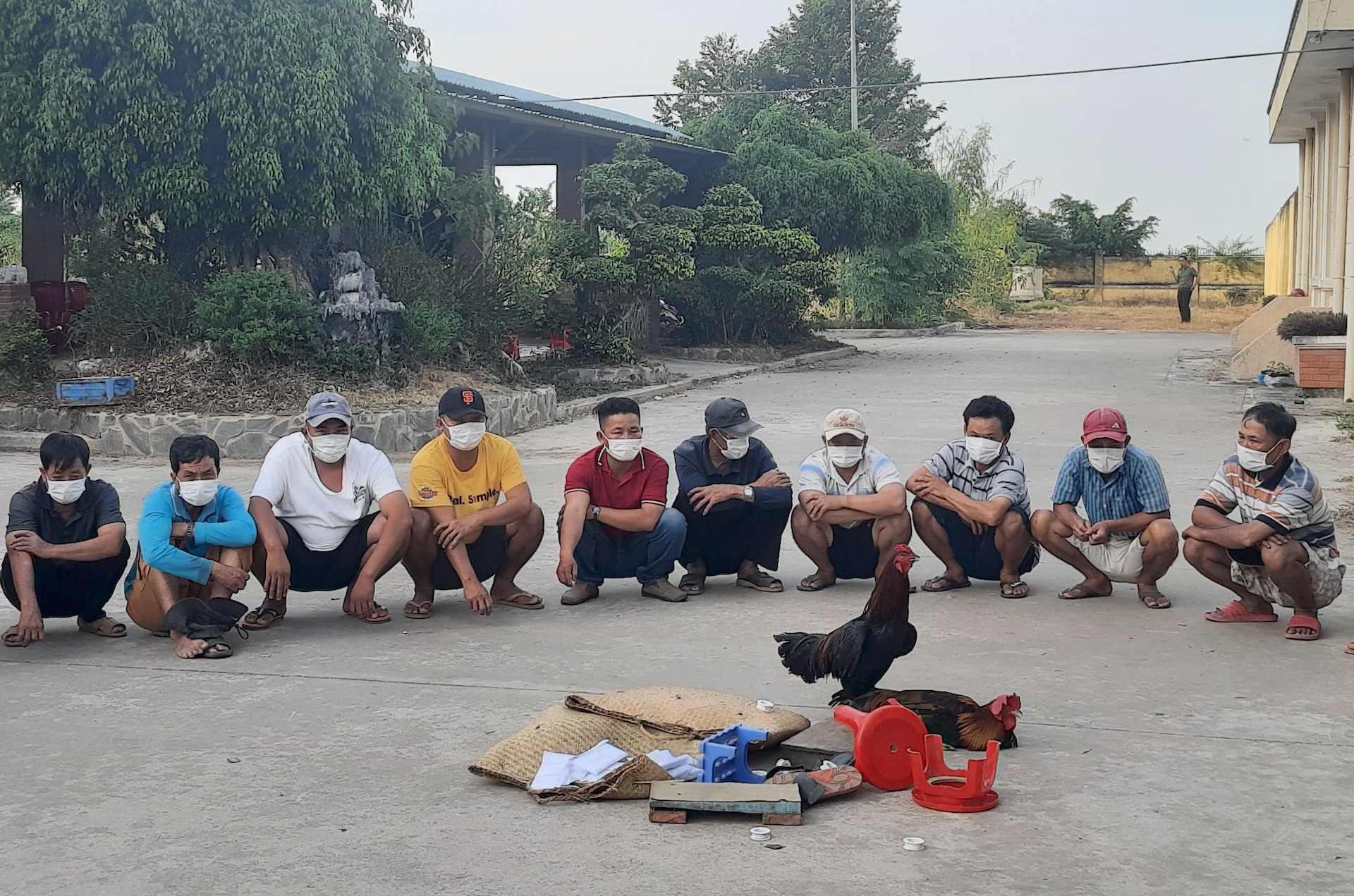 Canh sat bat 31 nguoi danh bac anh 1