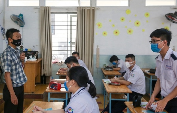 Hoc sinh tam nghi chong dich Covid-19 anh 1