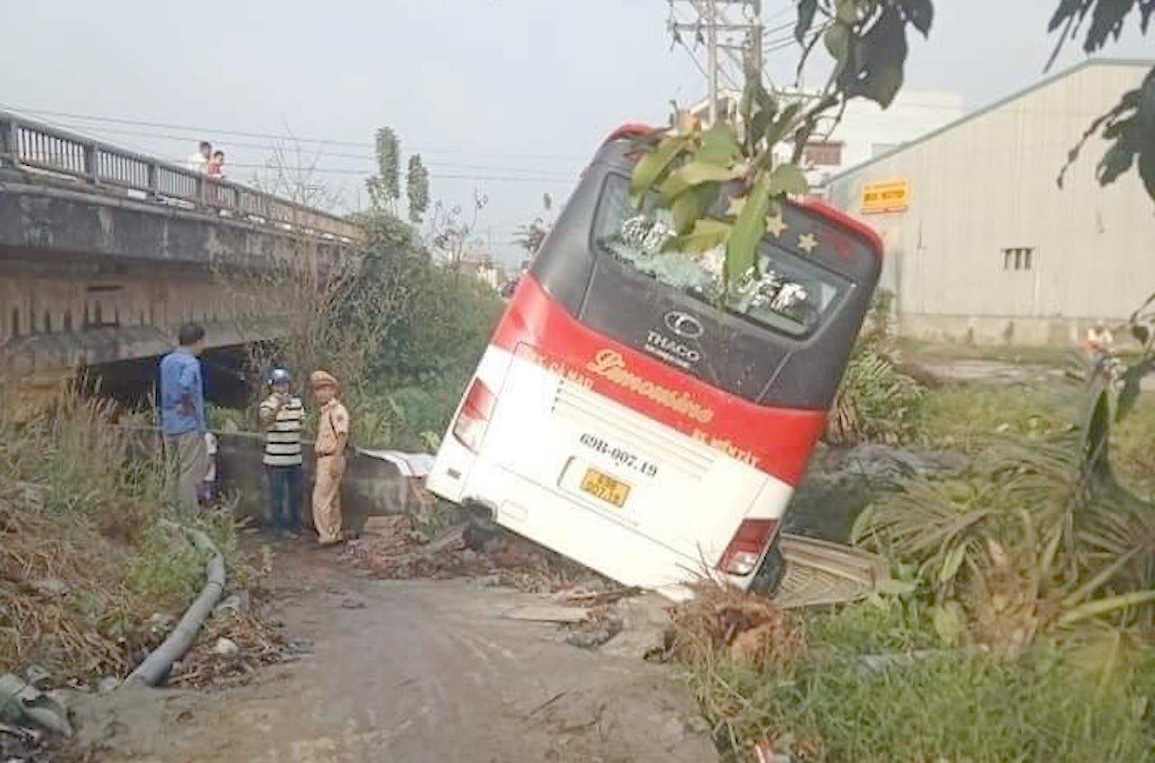 Oto khach lao xuong kenh o Tien Giang hinh anh