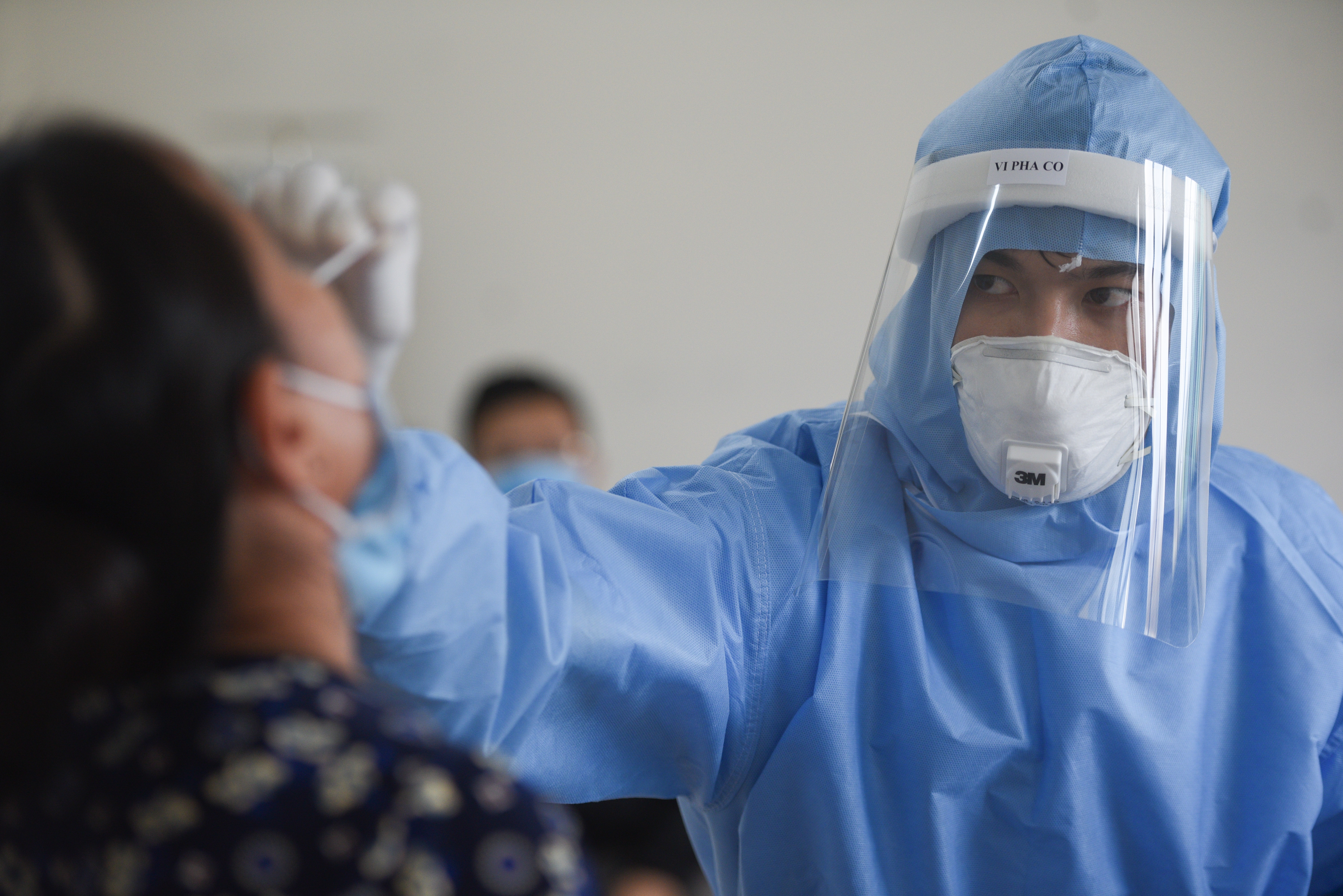 10 ca moi nhiem nCoV o Dong Thap tung den ngan hang giao dich hinh anh