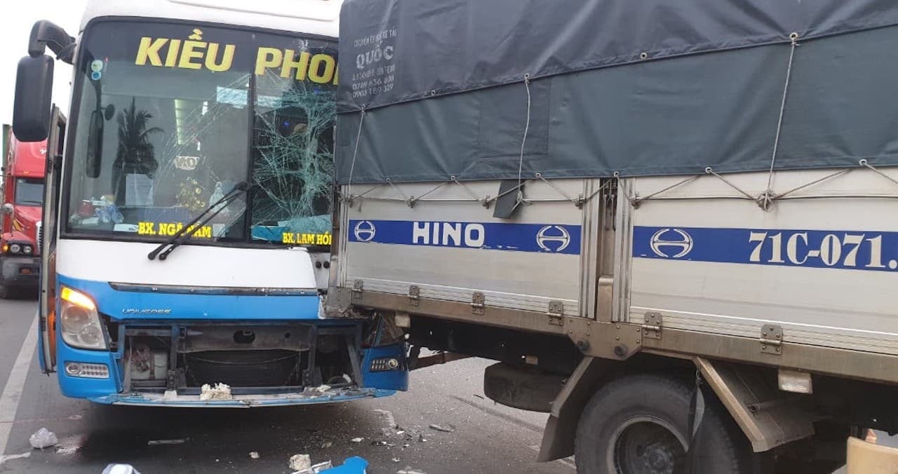 5 oto va cham lien hoan tren quoc lo 1 hinh anh