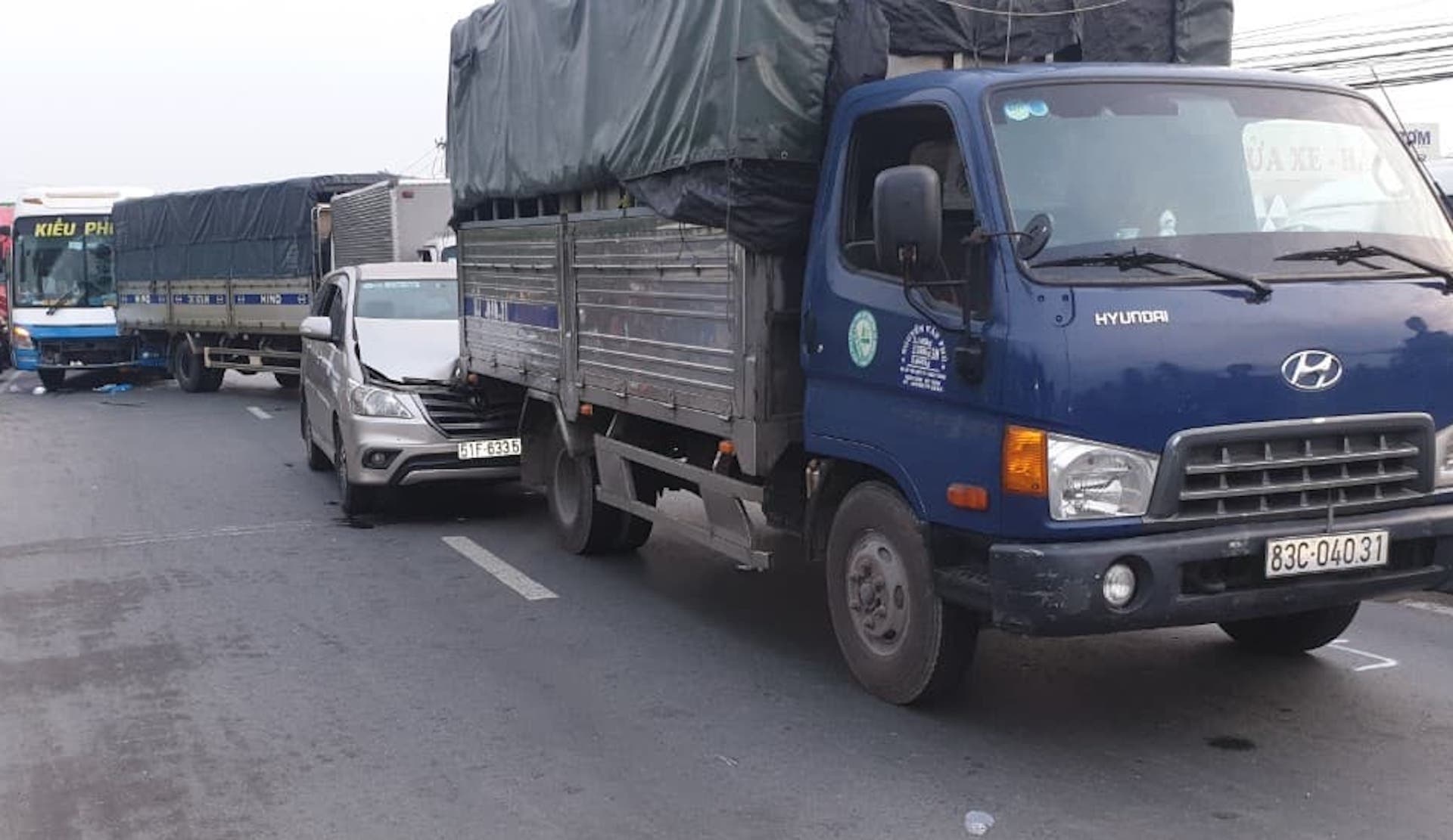 5 oto va cham lien hoan tren quoc lo 1 anh 1