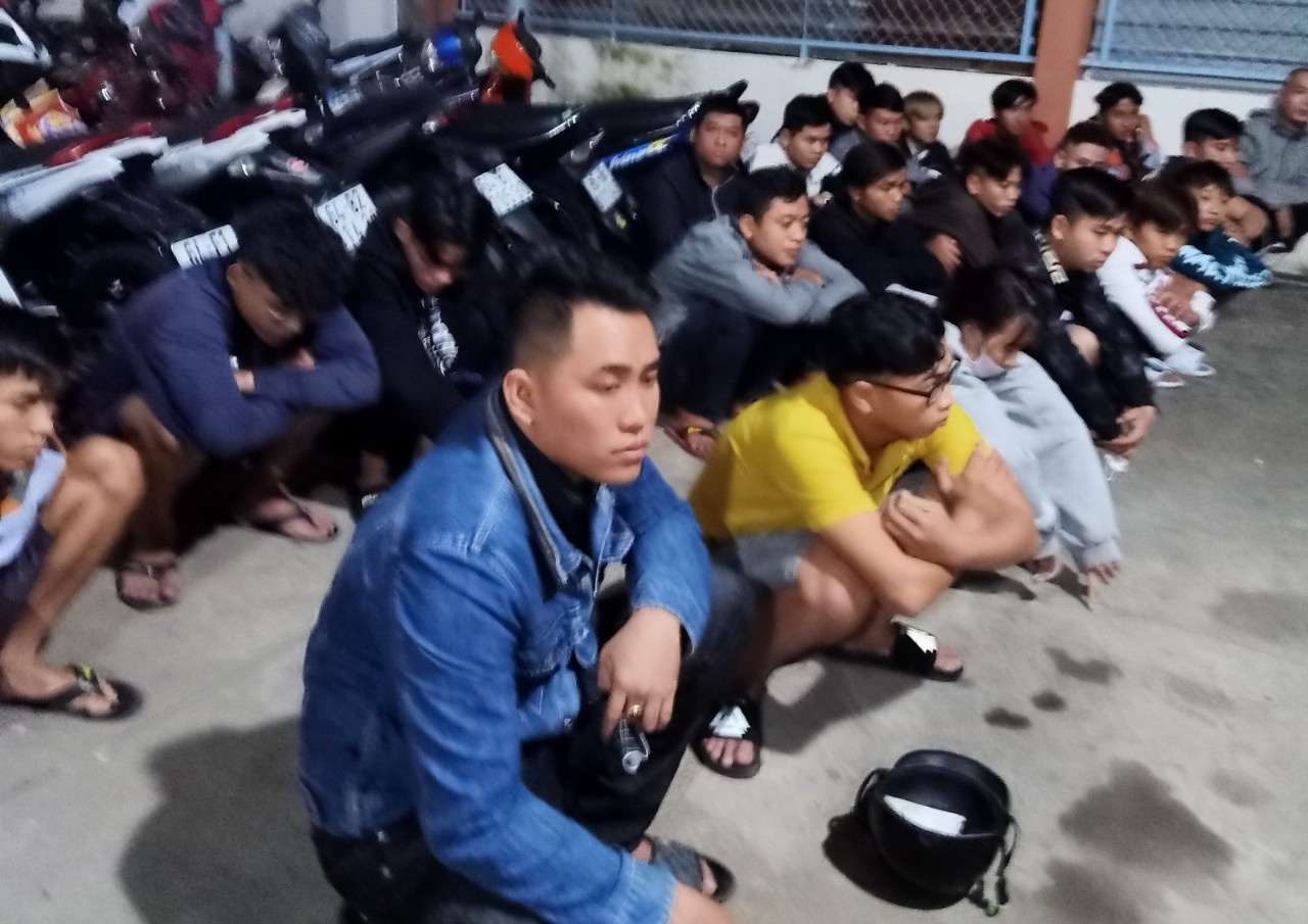 Vay bat 41 nguoi co vu, dua xe tren quoc lo 1 hinh anh