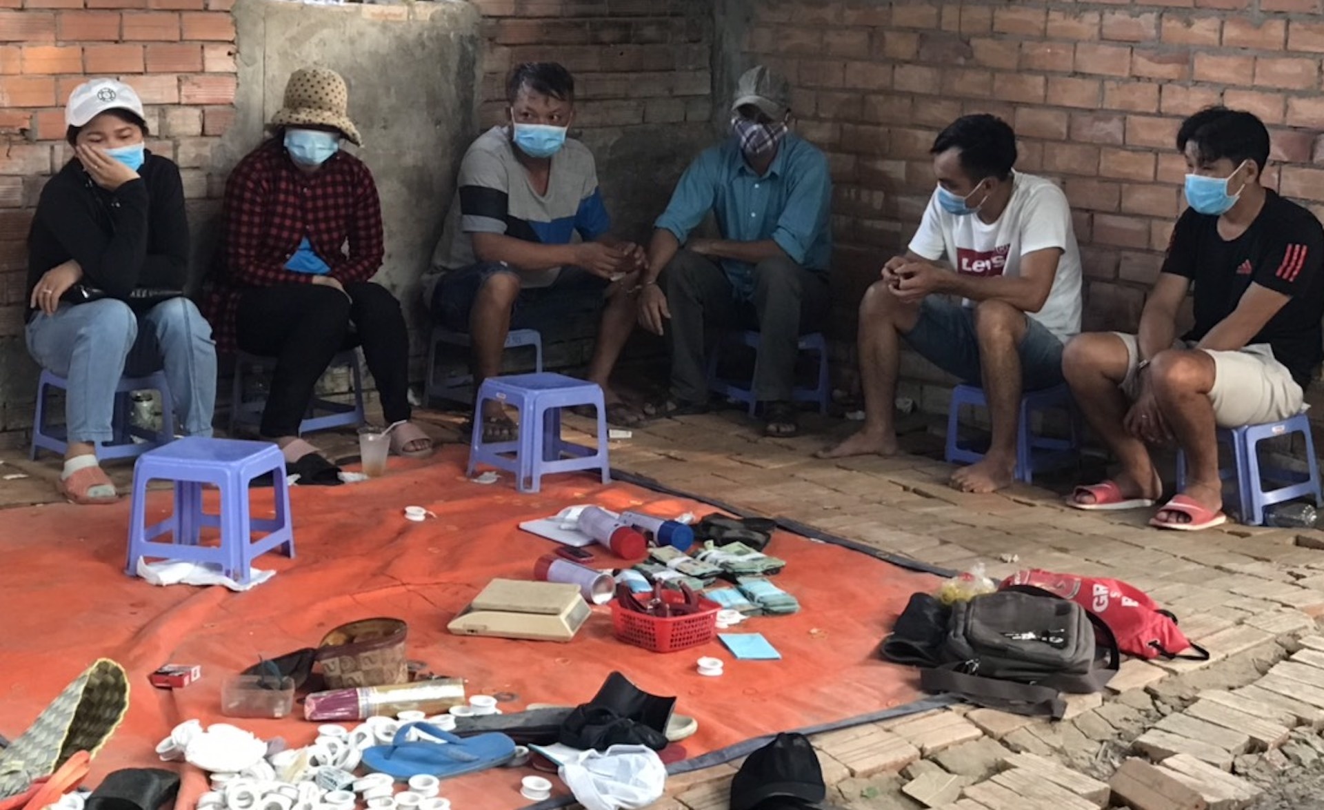 Soi bac trong can nha hoang co nhieu lop canh gioi hinh anh