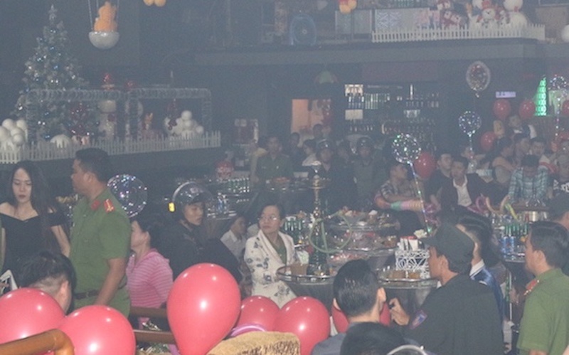 Can Tho dong cua quan bar, massage hinh anh