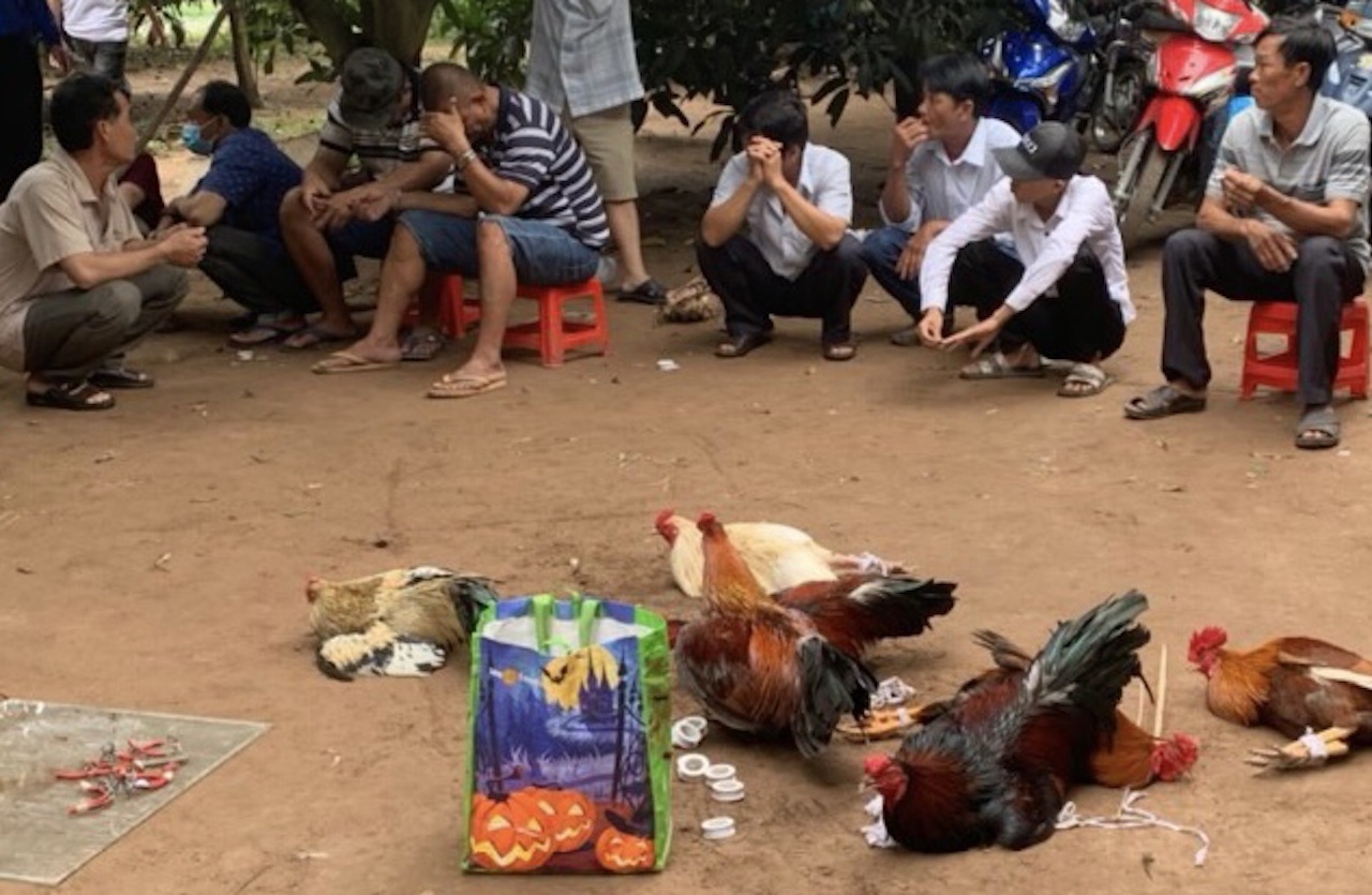 Canh sat bat 12 nguoi o soi bac ngay Tet hinh anh