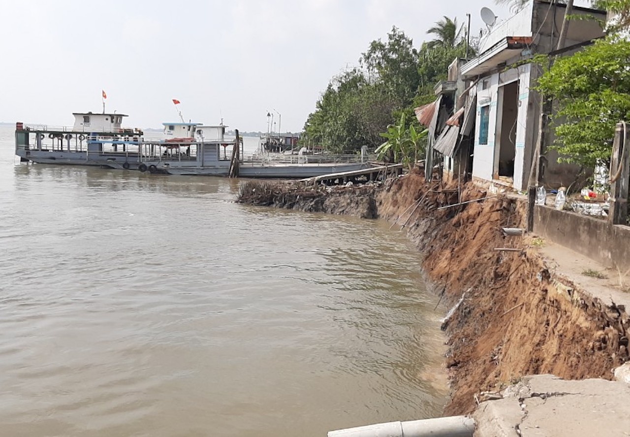 Pha quay dau gay sat lo, 6 can nha sup xuong song hinh anh