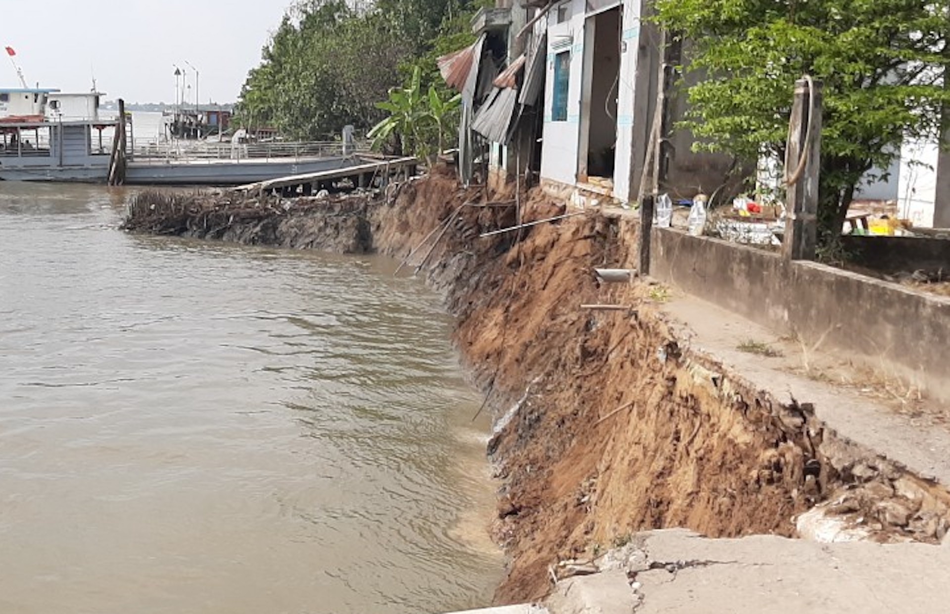 10 nguoi tren pha roi xuong song trong vu sat lo o Binh Minh anh 2