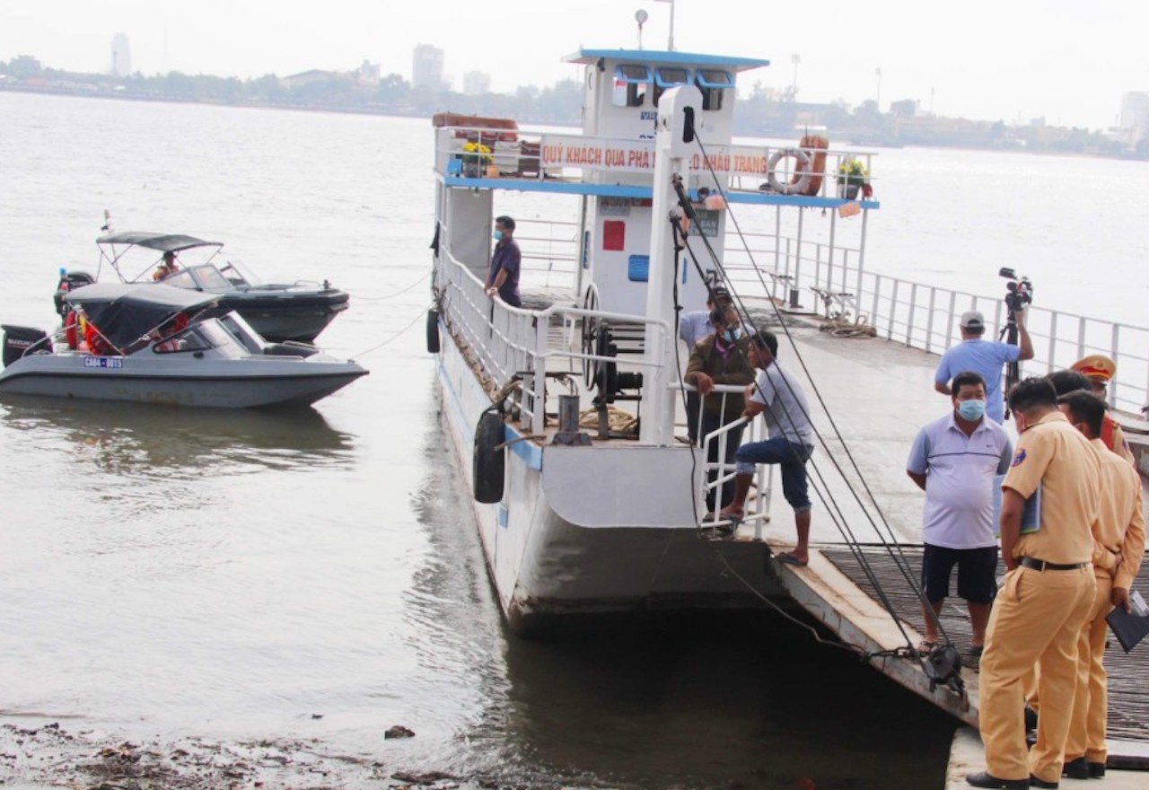 10 nguoi tren pha roi xuong song Hau hinh anh