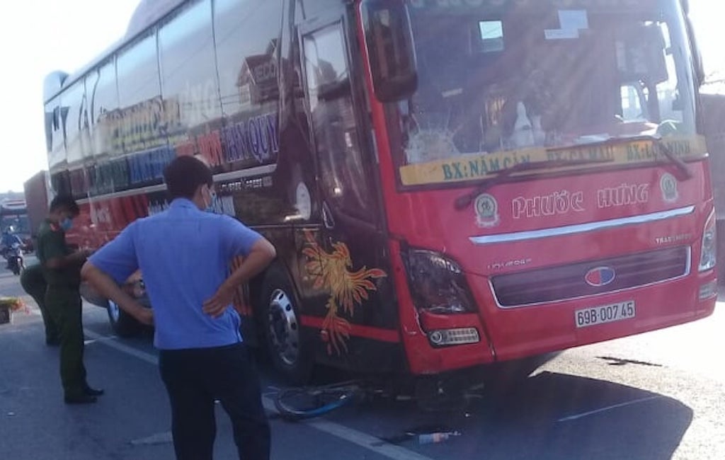 Oto khach tong nguoi di xe dap tu vong hinh anh