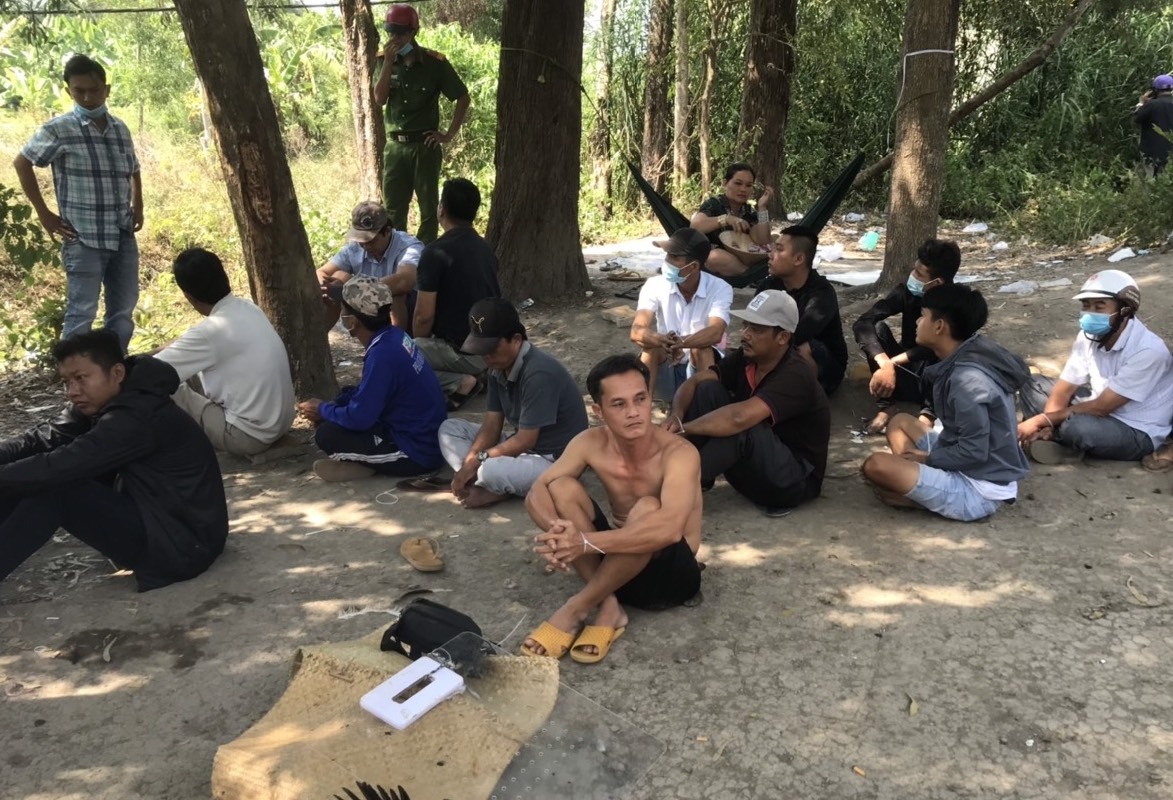 Canh sat triet pha soi bac, tam giu 21 nguoi hinh anh