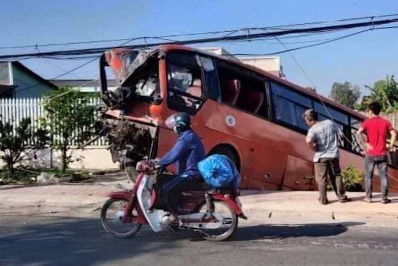 Xe cho cong nhan gap tai nan, tai xe tu vong hinh anh