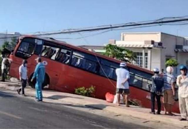 Xe cho cong nhan gap tai nan,  tai xe tu vong anh 1