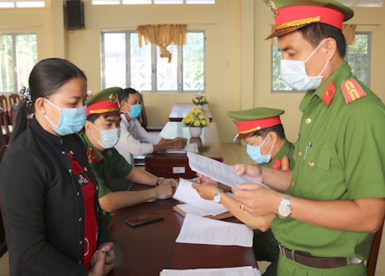 Canh sat bat giam hai nu chu hui hinh anh