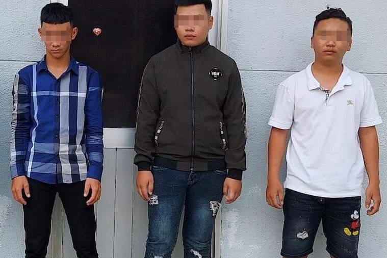 Canh sat trieu tap nhom khong che, danh 3 hoc sinh hinh anh