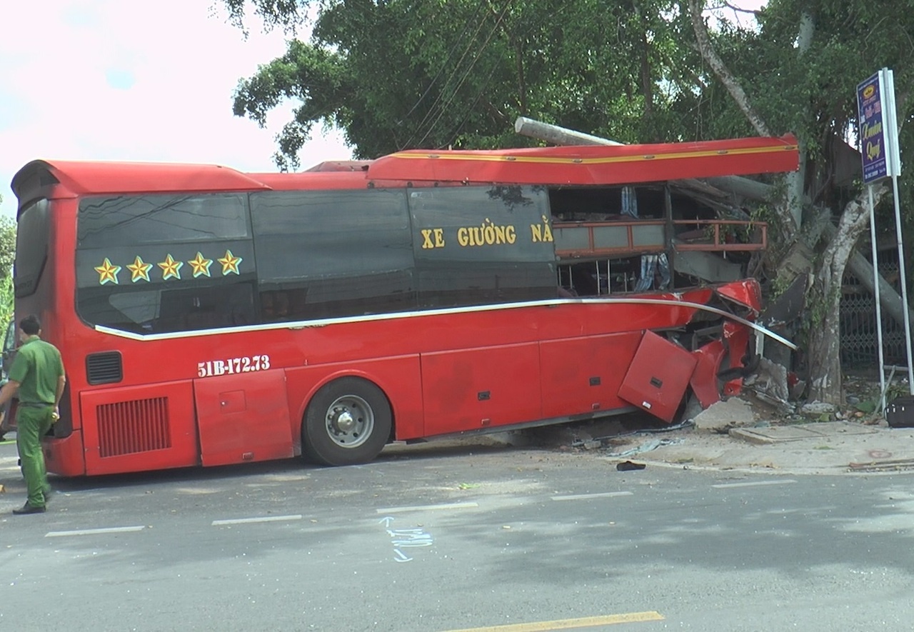 Xe khach tong xe dap,  3 nguoi tu vong anh 2