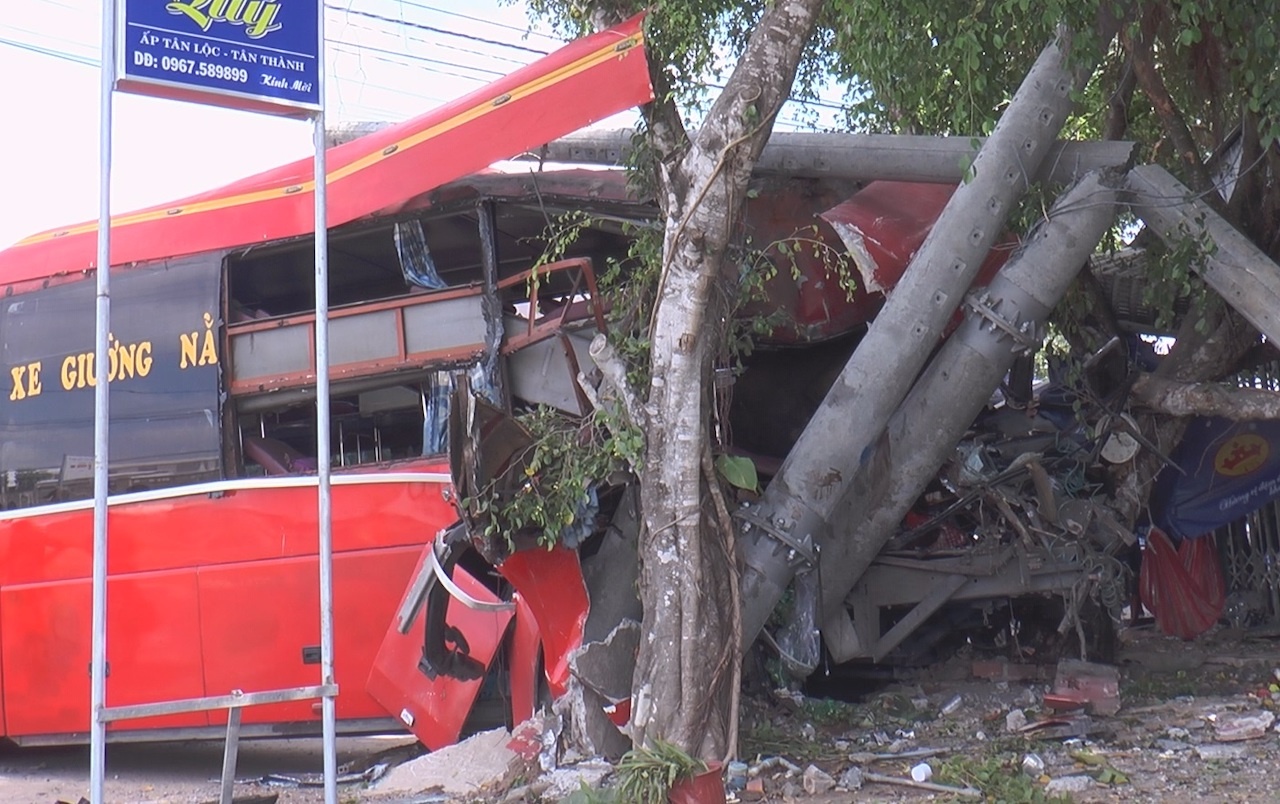 Oto khach tong xe dap, 3 nguoi tu vong hinh anh