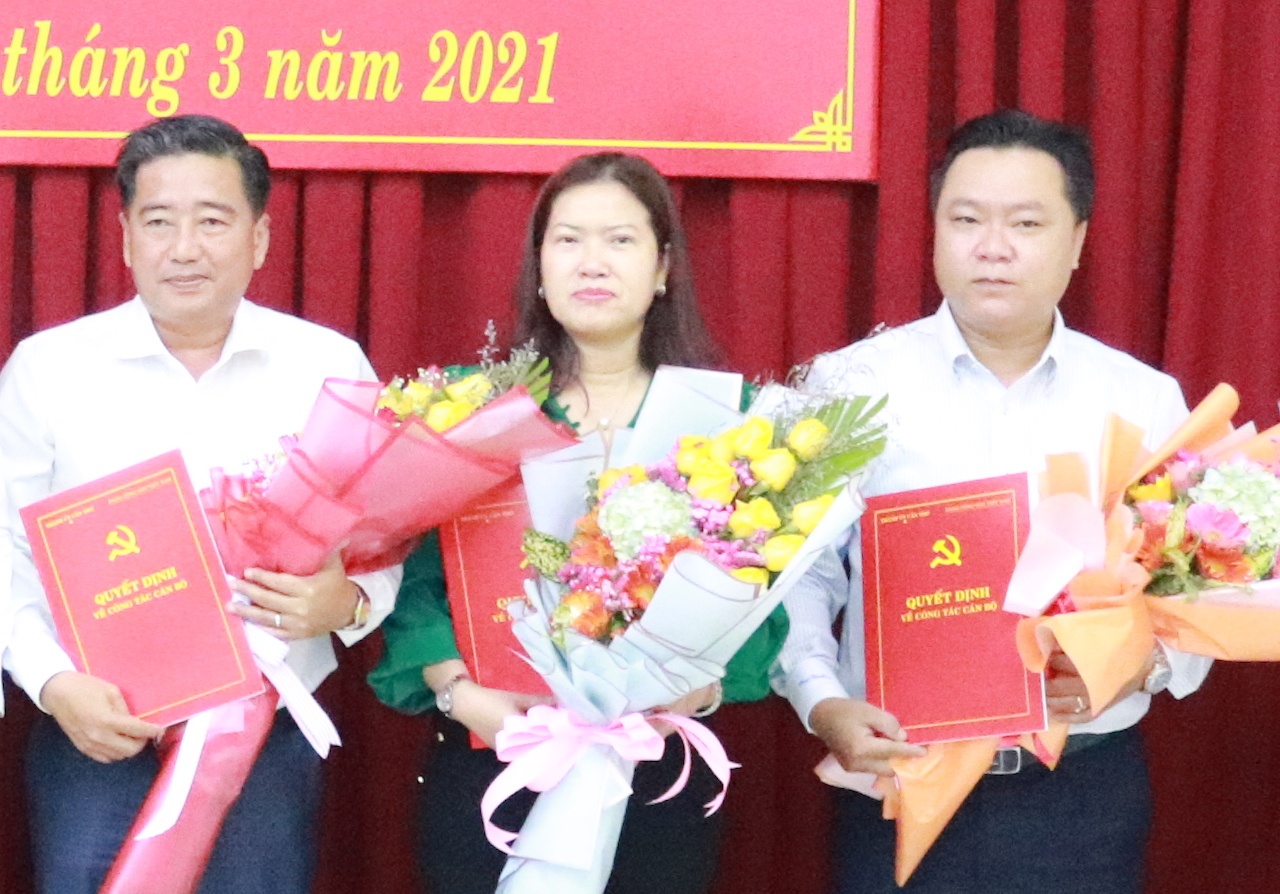 Can Tho luan chuyen hang loat lanh dao hinh anh