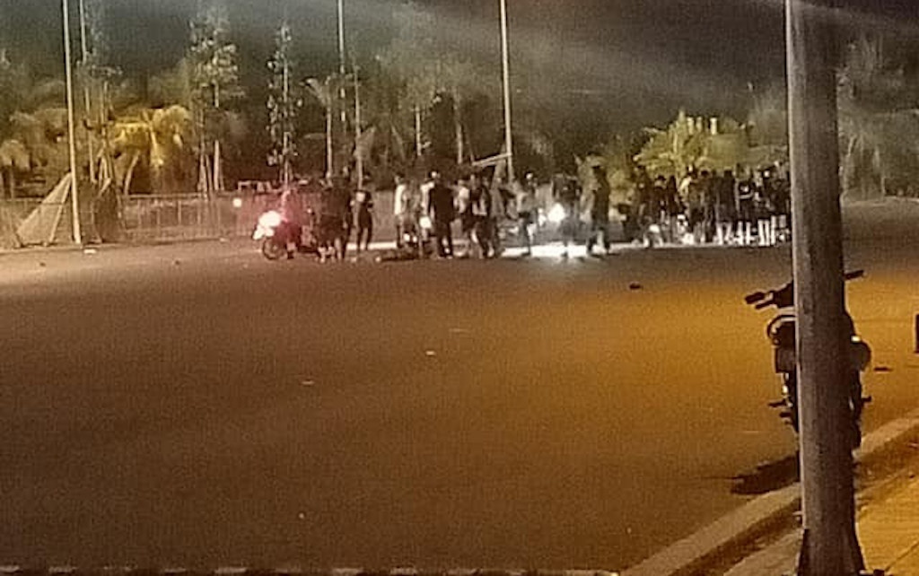 Hai thanh nien bi thuong khi co vu,  dua xe trai phep anh 1