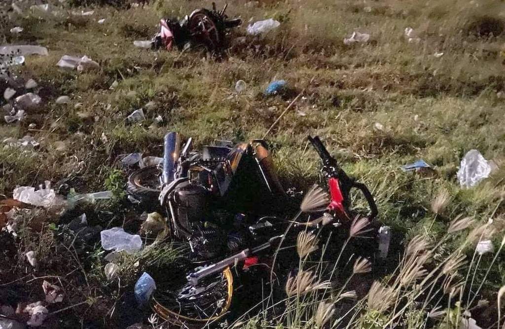 Hai thanh nien bi thuong khi co vu, dua xe trai phep hinh anh