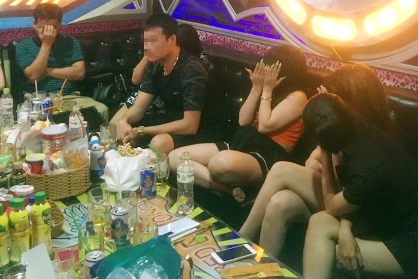 32 nguoi duong tinh voi ma tuy trong quan karaoke Red Diamond hinh anh