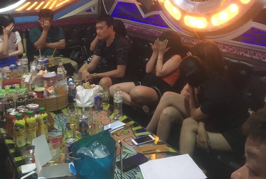 Can Tho de xuat cho karaoke,  massage,  quan bar hoat dong tro lai anh 1