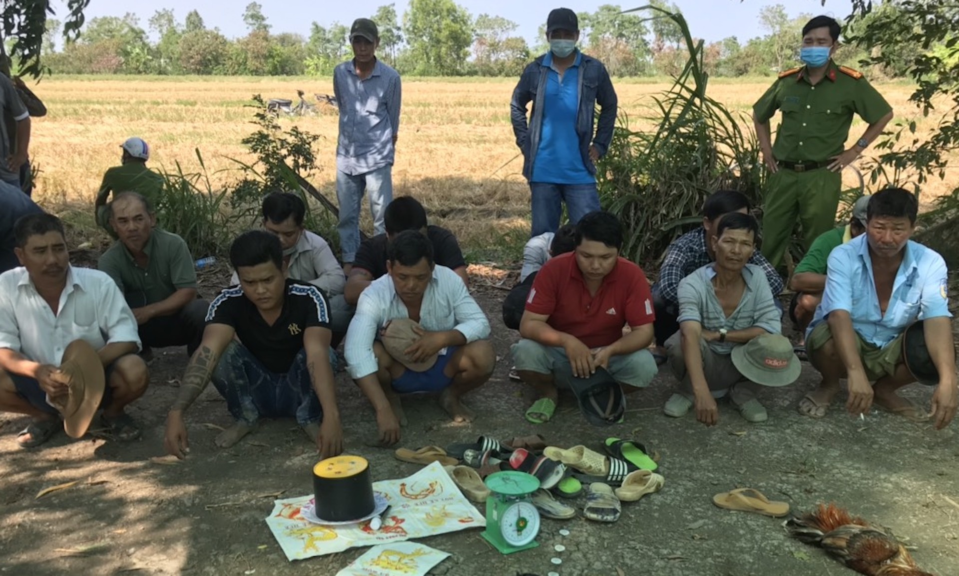 Canh sat dot kich soi bac ngoai canh dong hinh anh