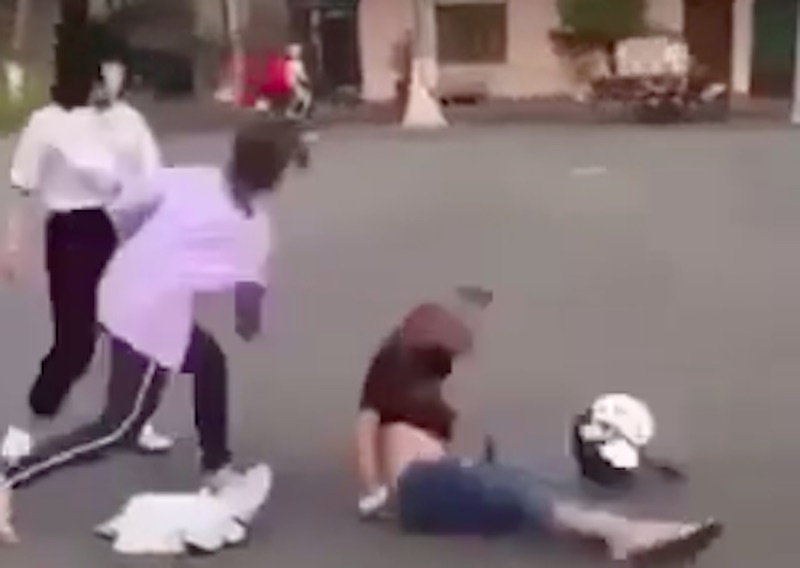 4 nu sinh danh ban hoc bang mu bao hiem hinh anh