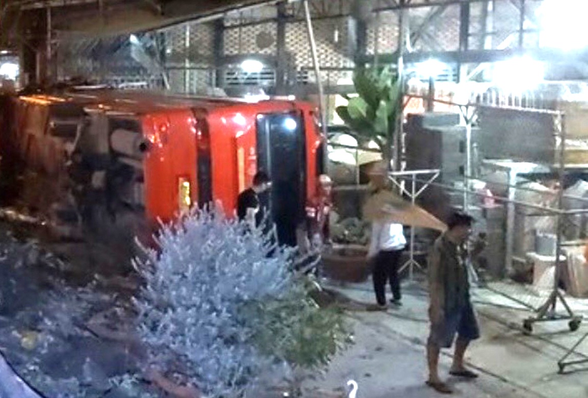 Xe khach lat truoc trai hom, 5 nguoi bi thuong hinh anh