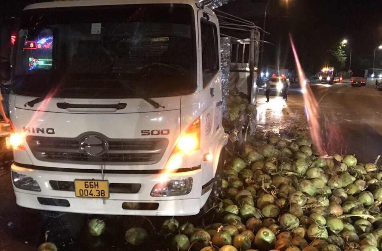 Xe khach bi lat truoc trai hom anh 2