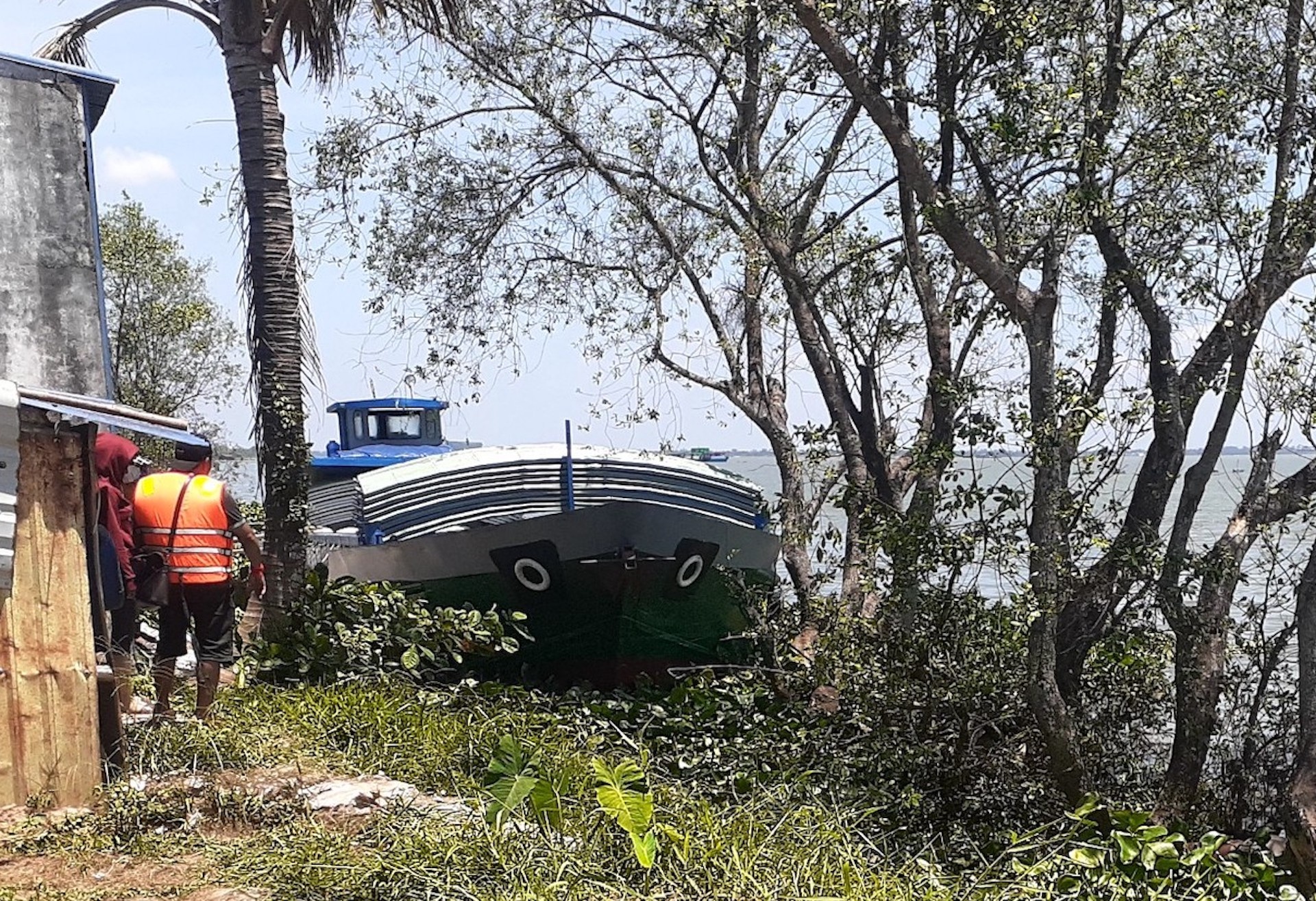 Ba thi the noi tren song hinh anh