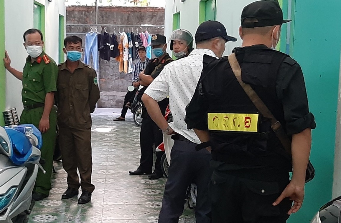 100 canh sat vay bat vo chong 'trum' giang ho Go Cong hinh anh