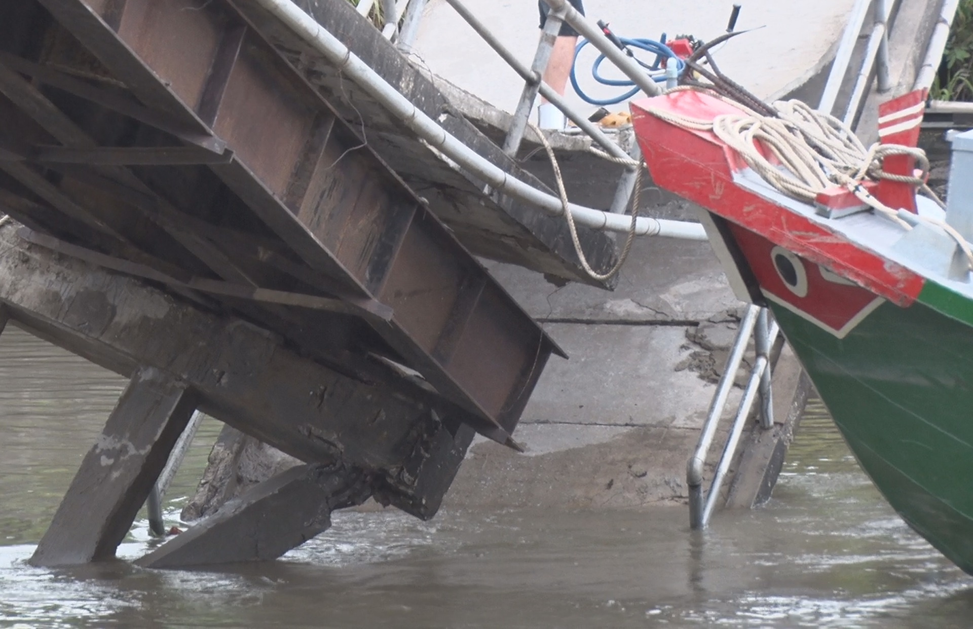 Xe cho lua tong sap cau Phong Hoa anh 2