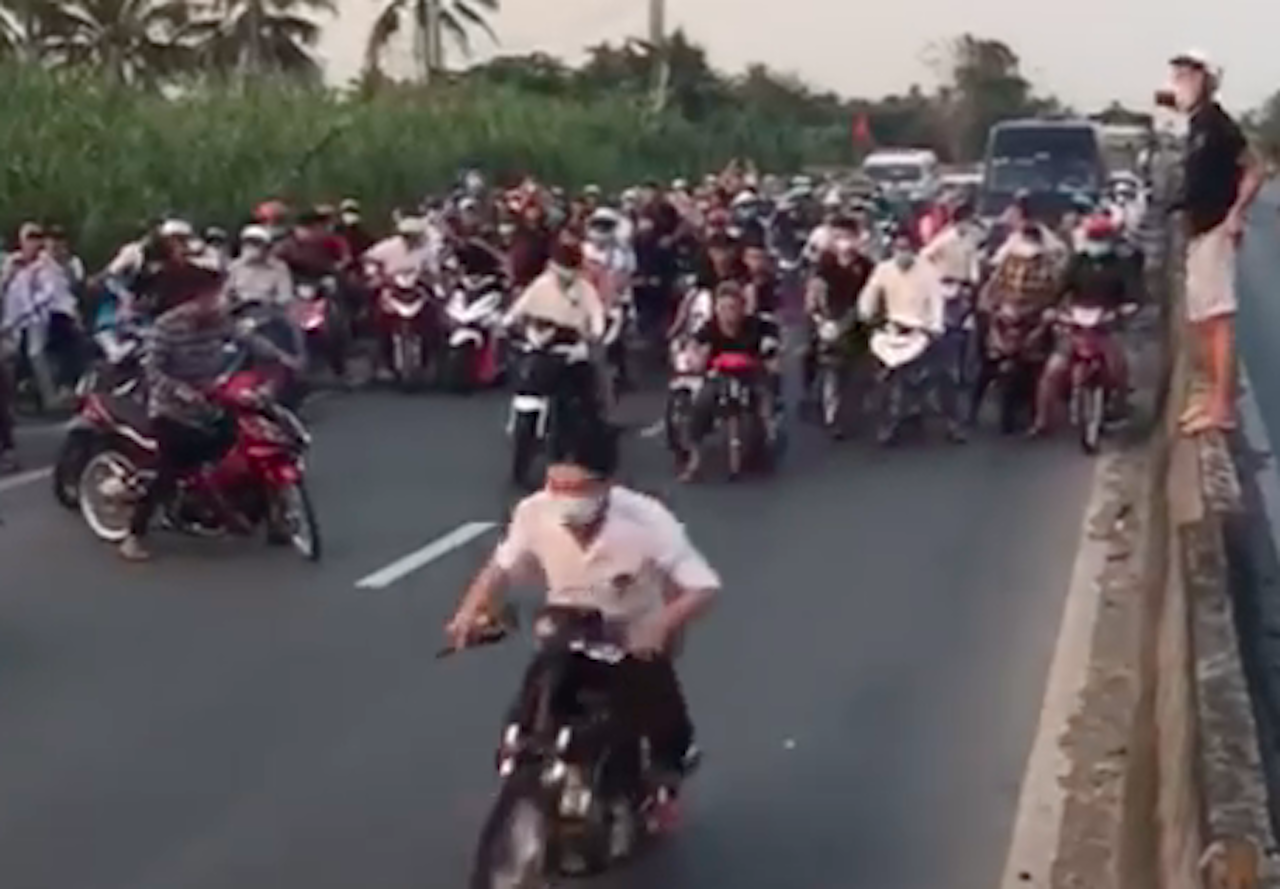 Nhom thanh nien chan quoc lo 1 de dua xe hinh anh