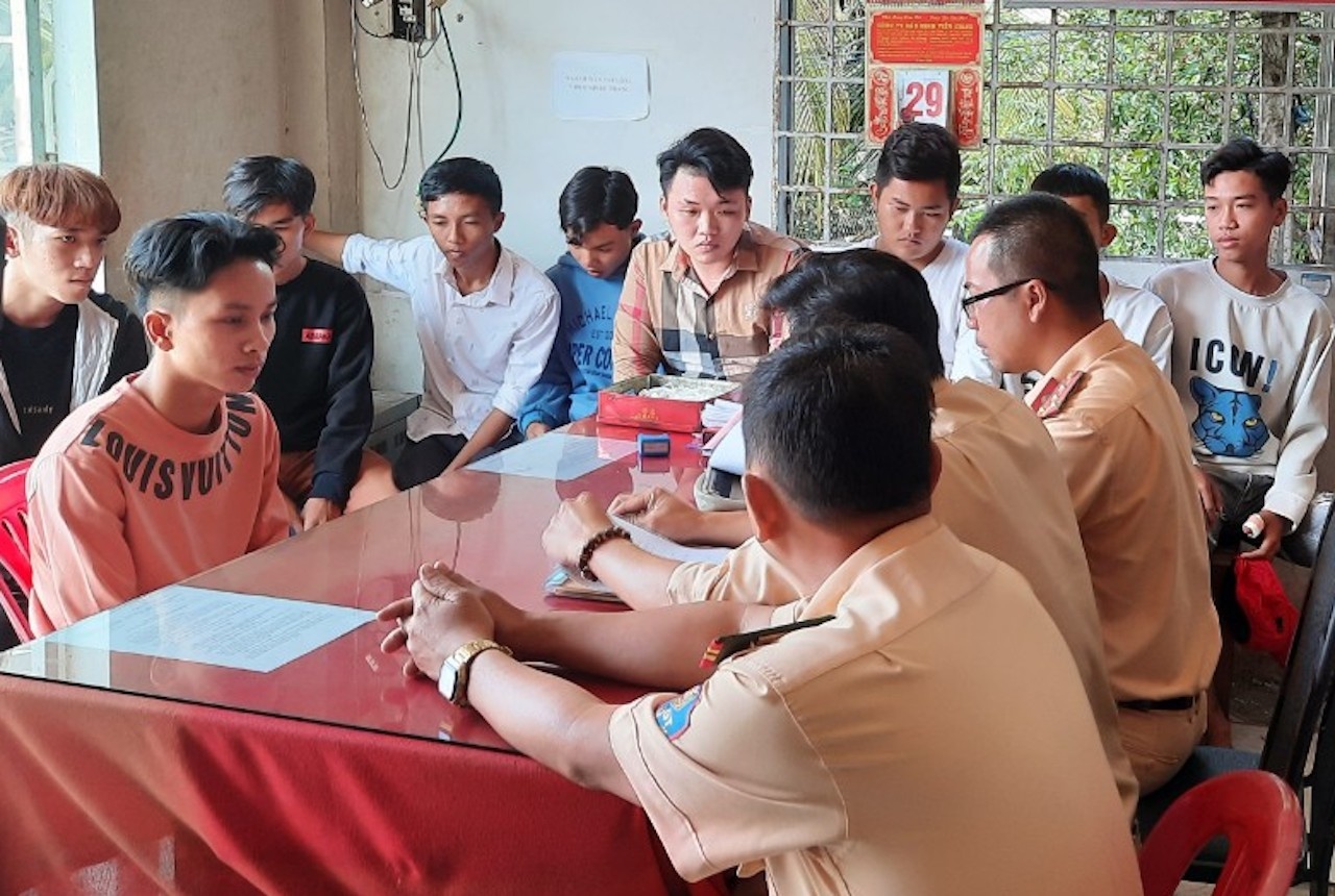 Nhom thanh nien chan quoc lo 1 de dua xe anh 2