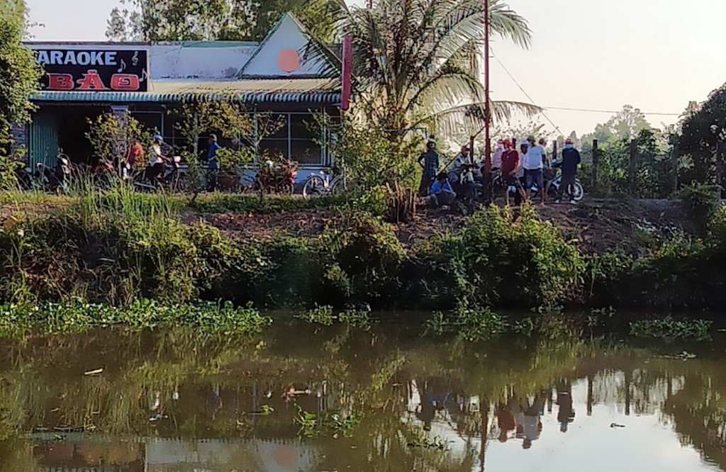 Thi the nguoi dan ong noi tren kenh Nguyen Tan Thanh hinh anh