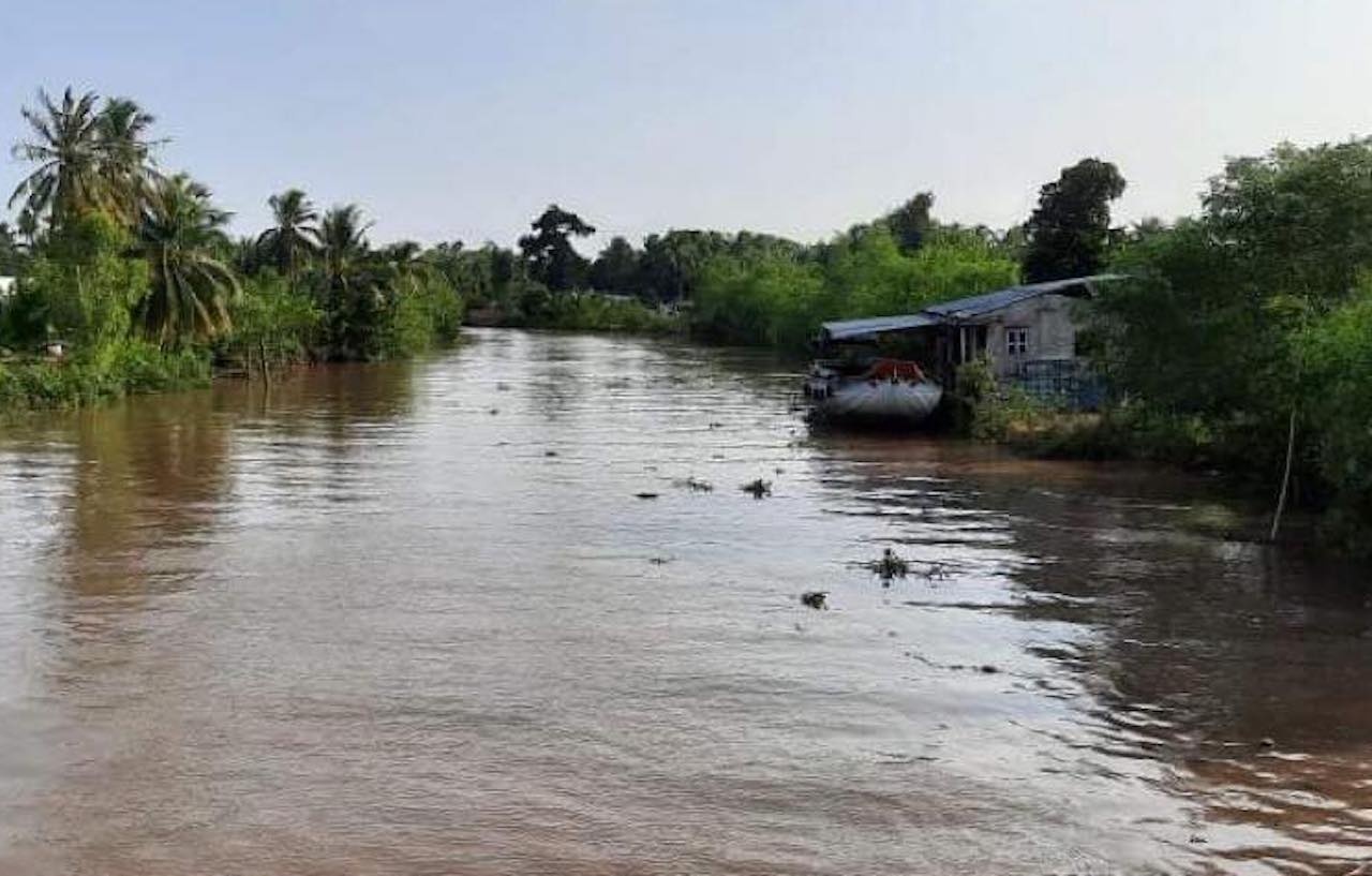 Hai nam sinh tu vong khi tam song hinh anh