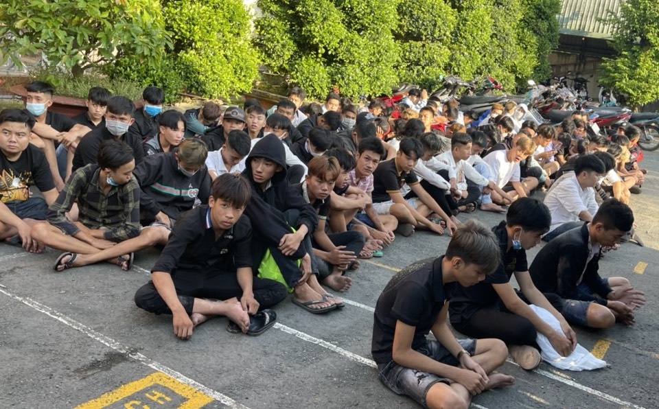 Nhom thanh nien chan quoc lo 1 de dua xe trai phep anh 1