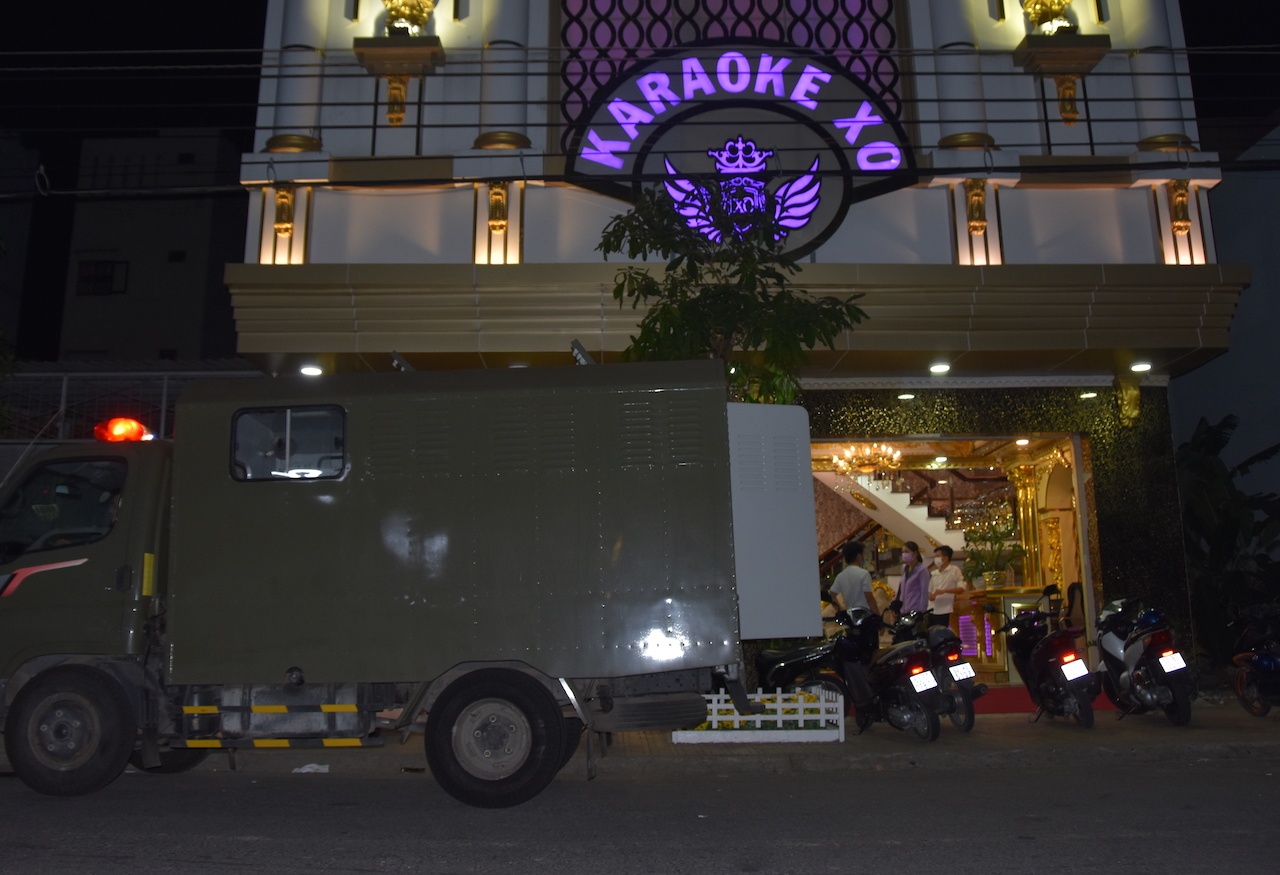 22 nguoi duong tinh ma tuy tai karaoke X.O anh 2