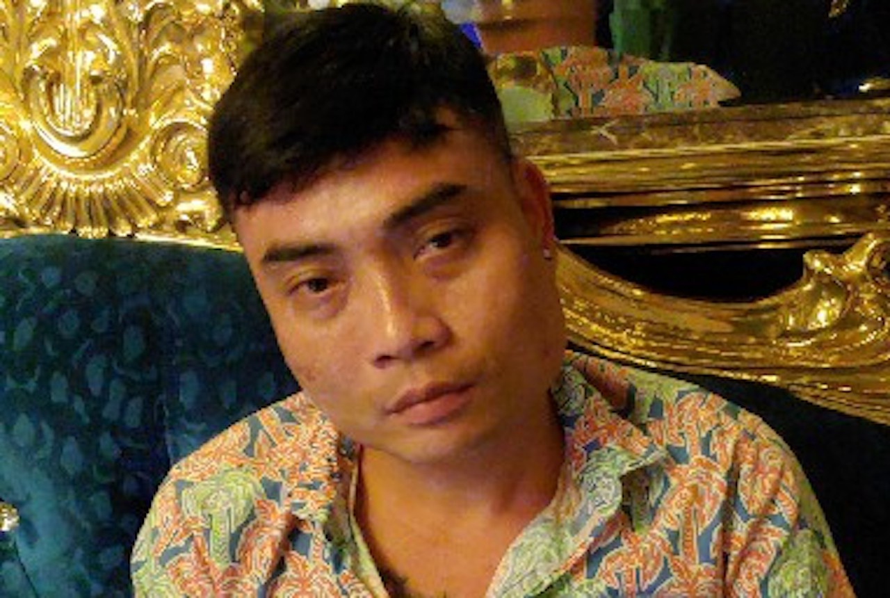 Canh sat tam giu khau sung sau vu bat 23 nguoi duong tinh ma tuy anh 1