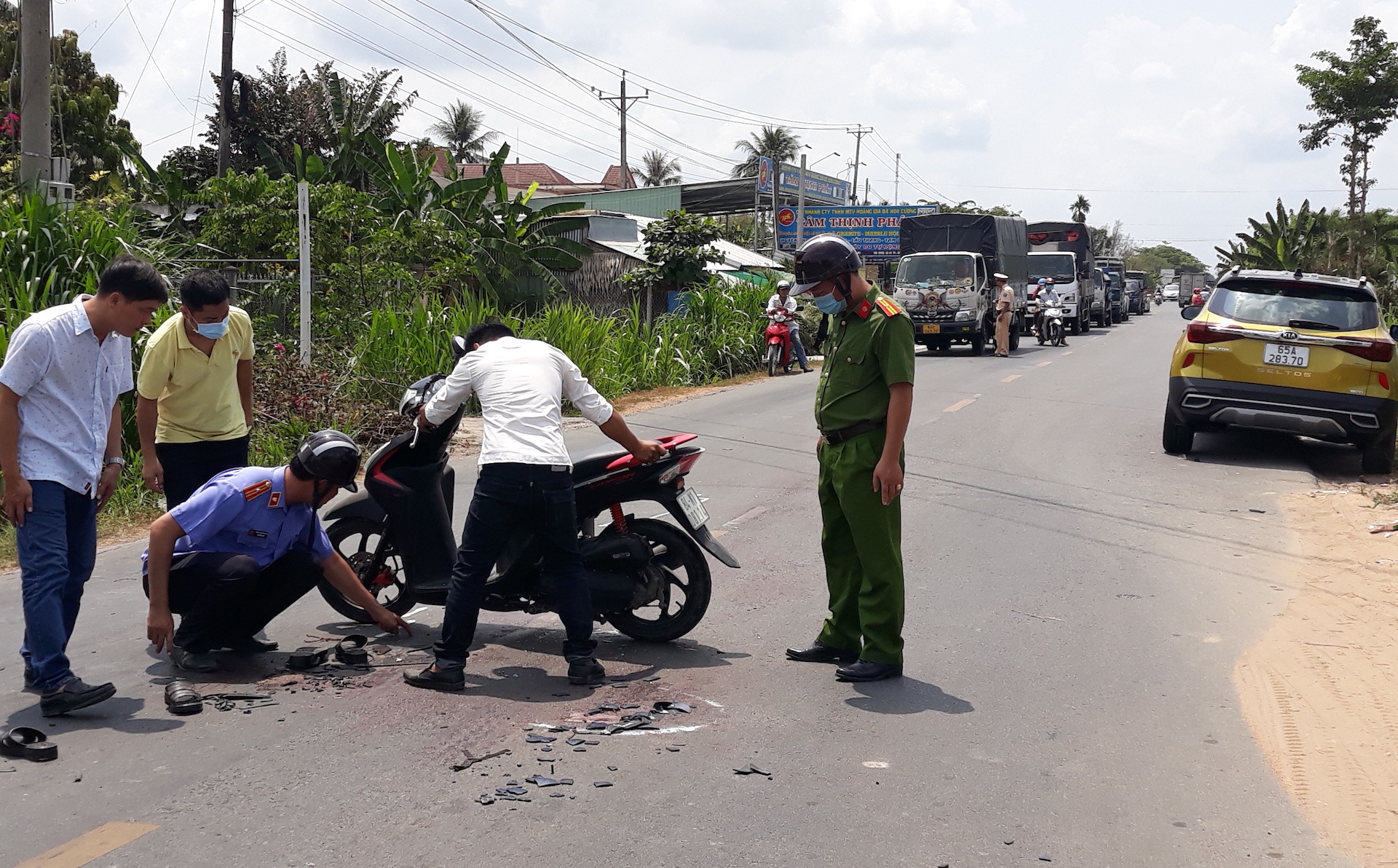 Hai nguoi di xe may tu vong sau cu va cham lien hoan anh 1