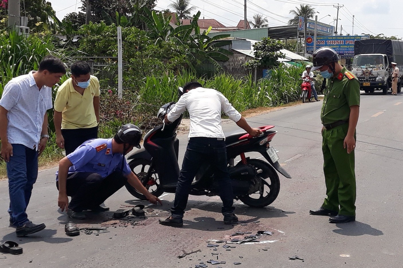 Hai nguoi tu vong sau vu tai nan lien hoan hinh anh