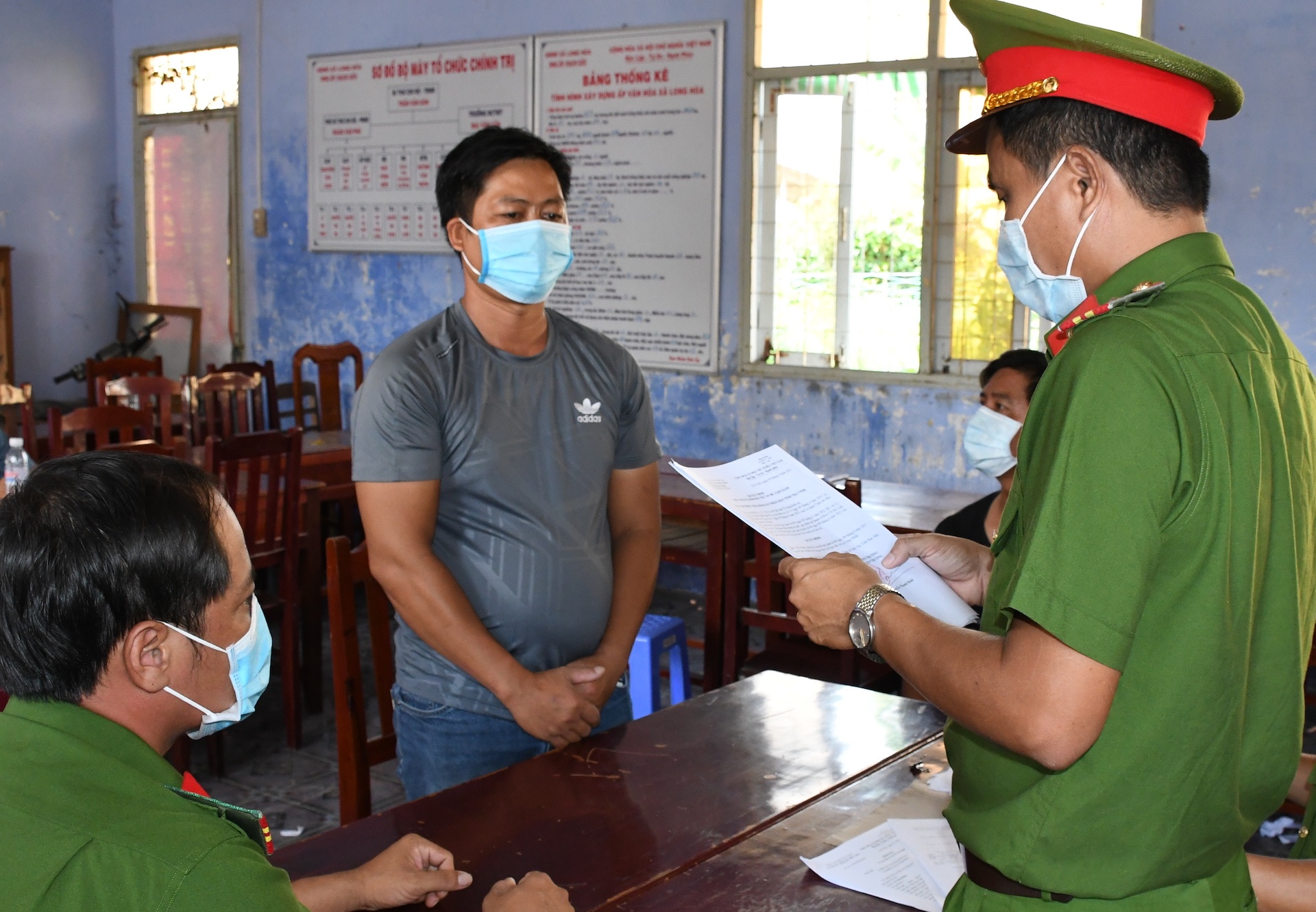 Cap vo chong lua dao 4 ty dong hinh anh