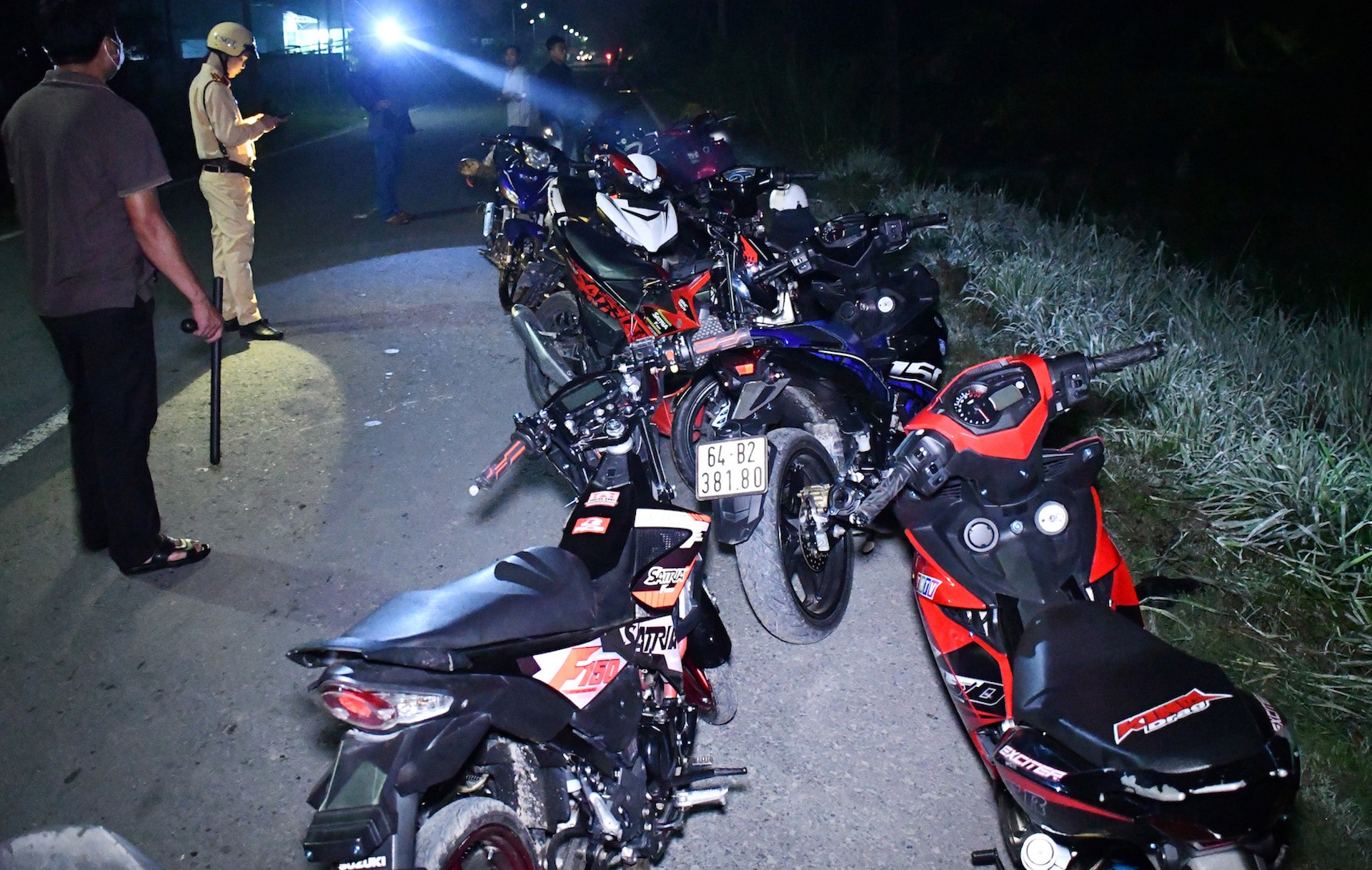 Cảnh sát bắt nhóm thanh niên đua xe trên quốc lộ 54 ảnh 1 Canh sat bat nhom thanh nien dua xe tren quoc lo 54 anh 1