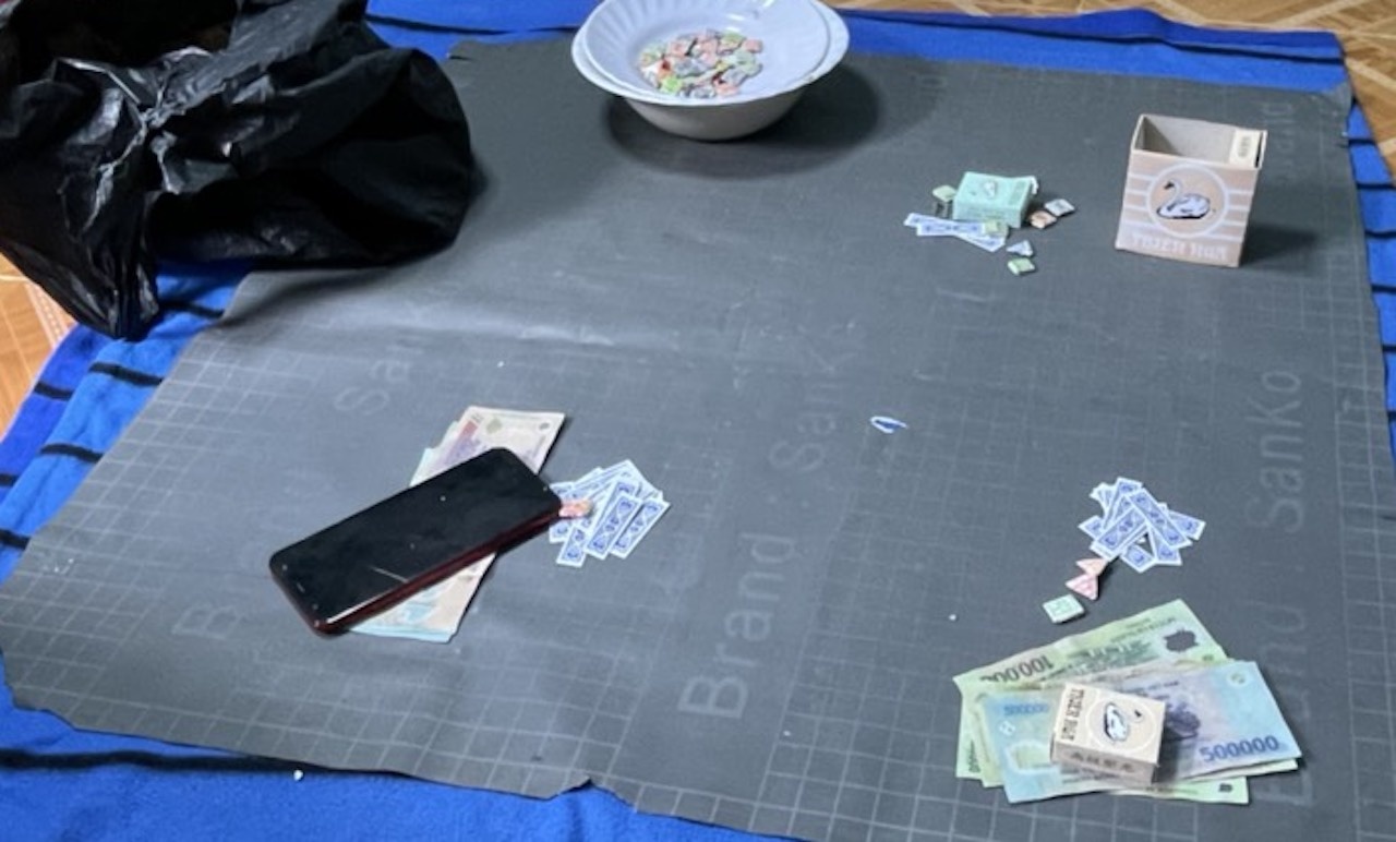 3 phu nu bi bat tren soi bac cung 150 trieu hinh anh