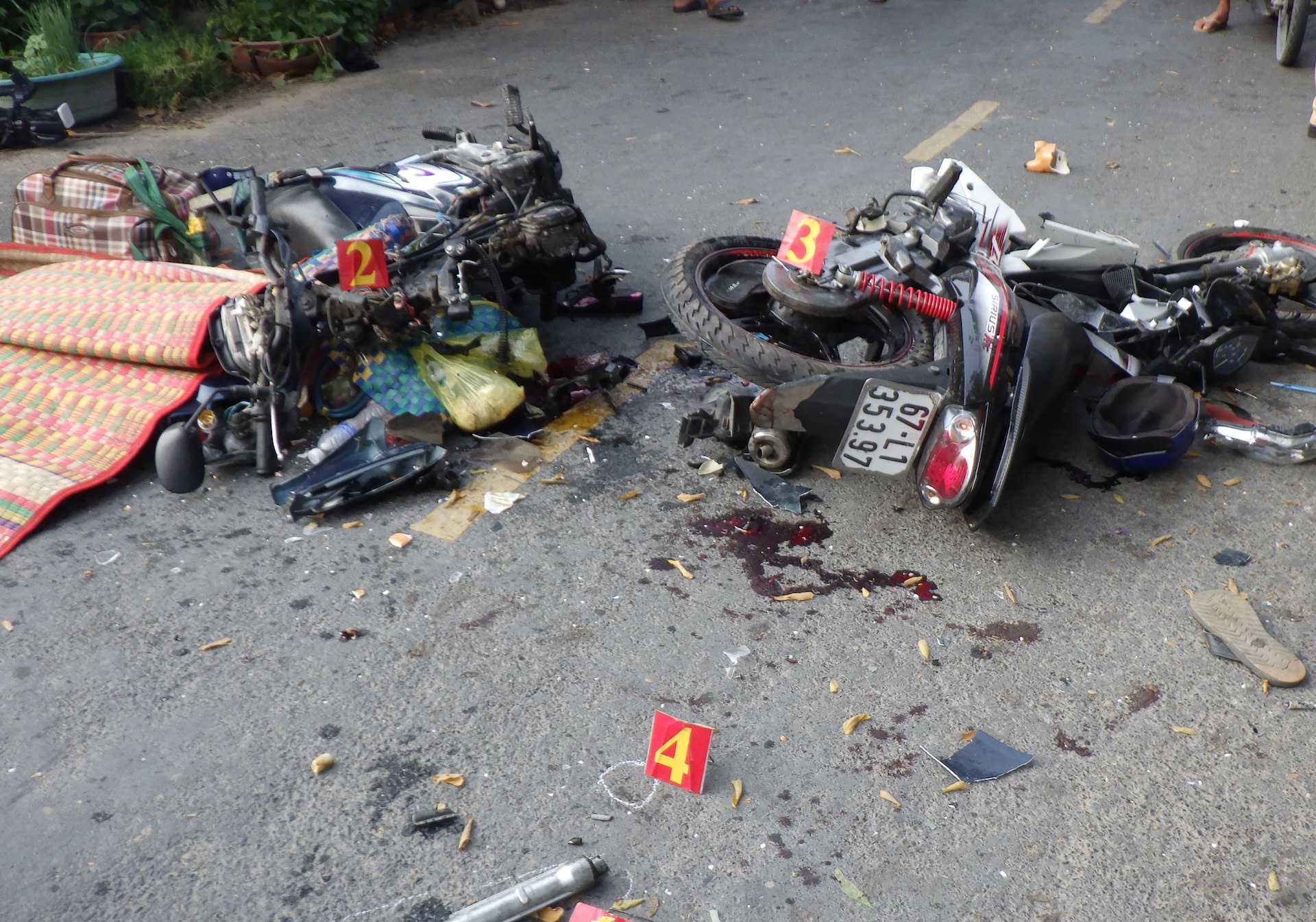 4 nguoi thuong vong sau khi 2 xe may doi dau hinh anh