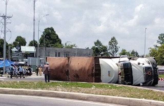 Xe container cho 52 tan gao bi lat hinh anh