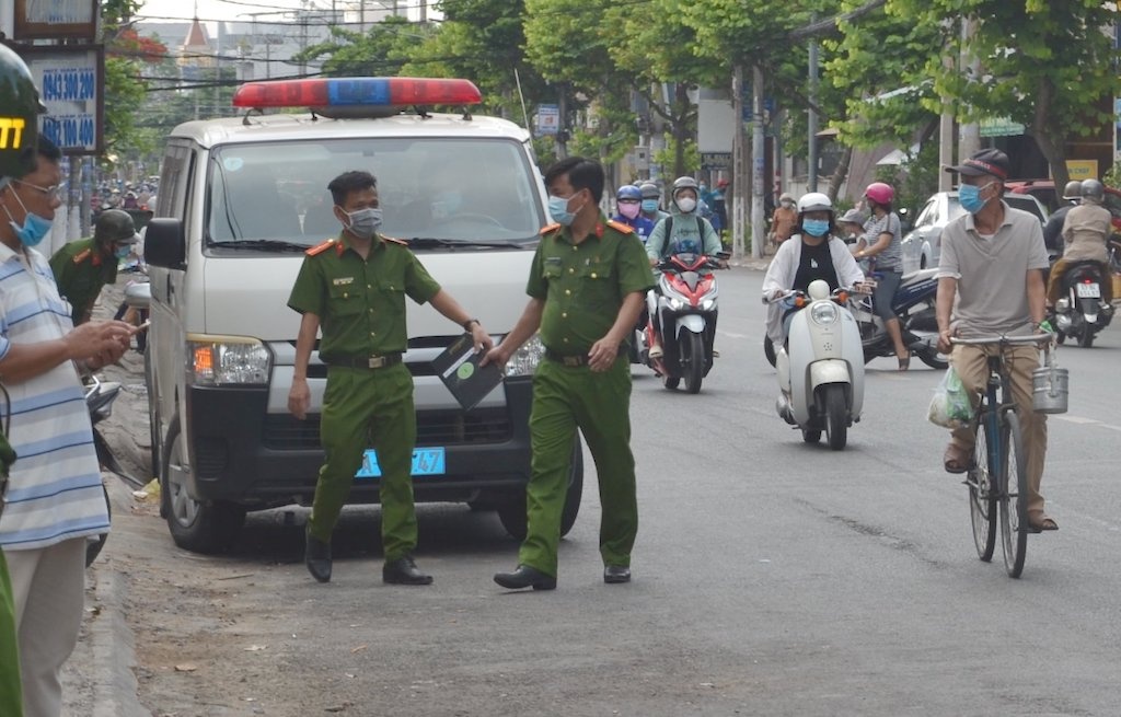 Nam thanh nien bi dam guc tren pho hinh anh