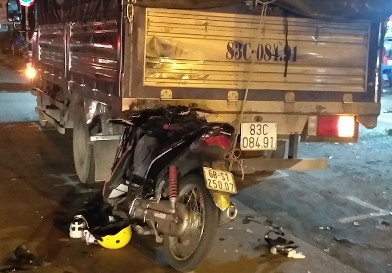 Nam thanh nien tu vong sau cu tong vao duoi xe tai hinh anh