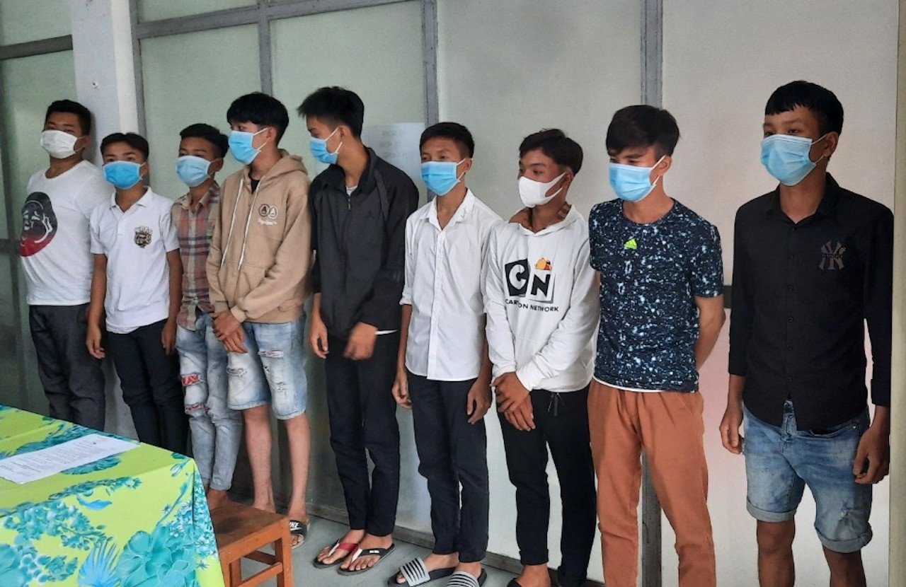 Khoi to 12 bi can chan quoc lo, dua xe trai phep hinh anh